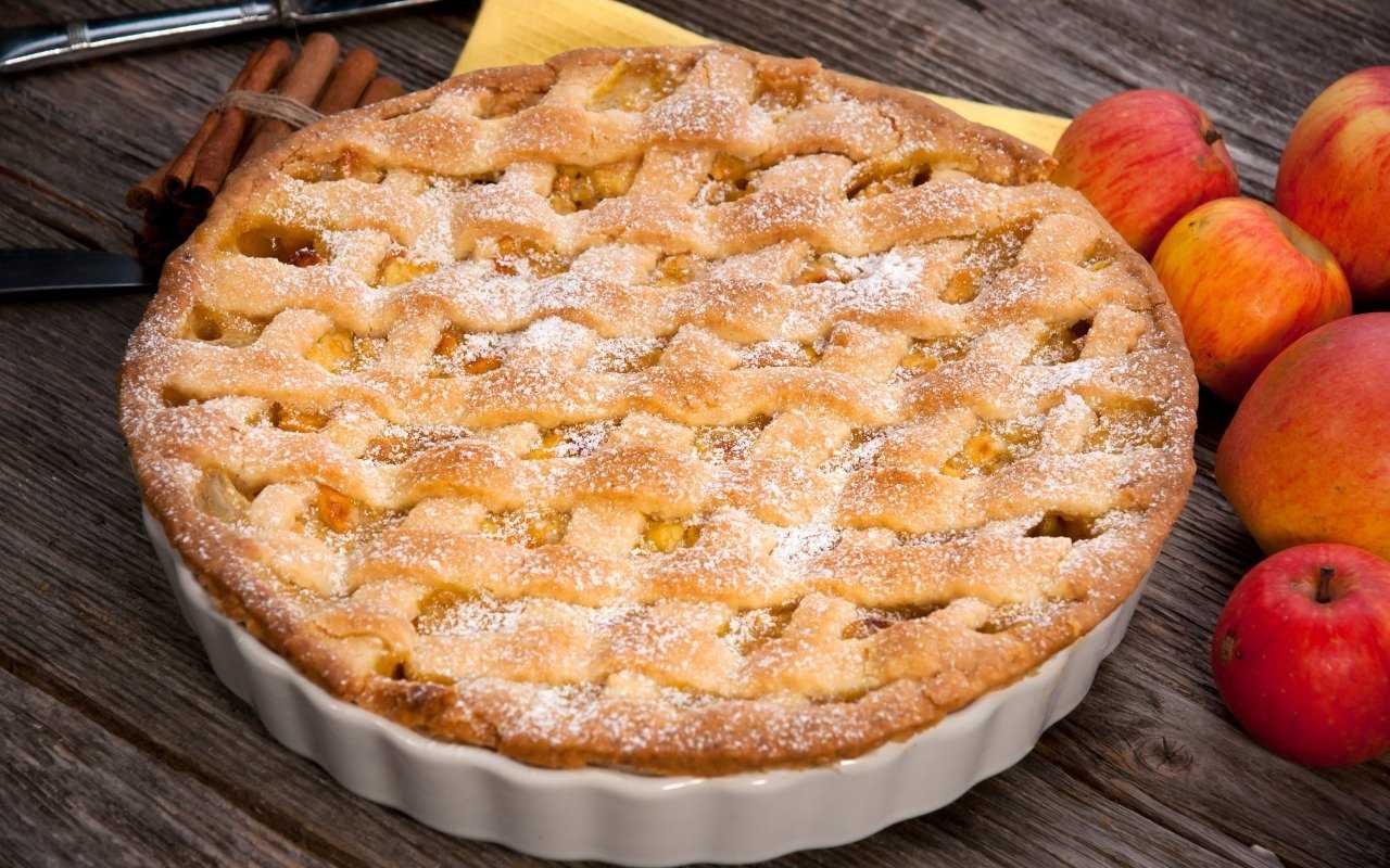 Необычные рецепты шарлотки с яблоками без яиц: оригинальные простые рецепты