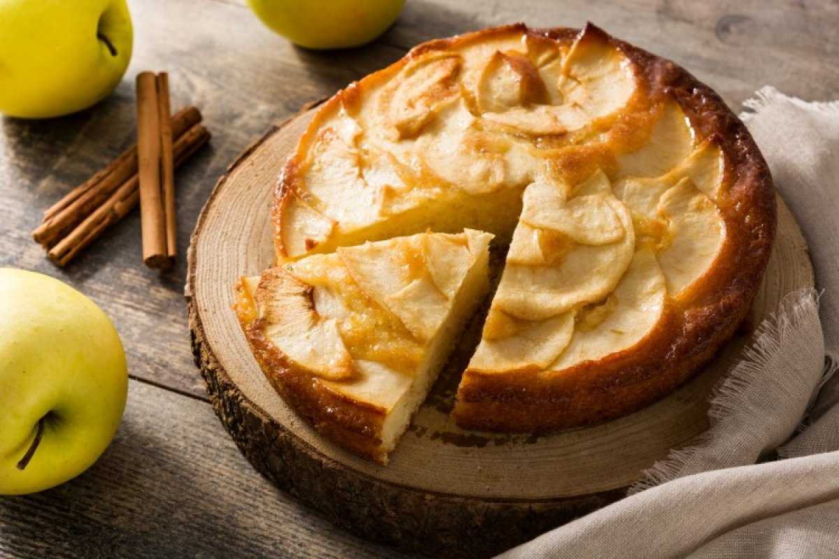 Шарлотка с яблоками и манкой (постная/веган)