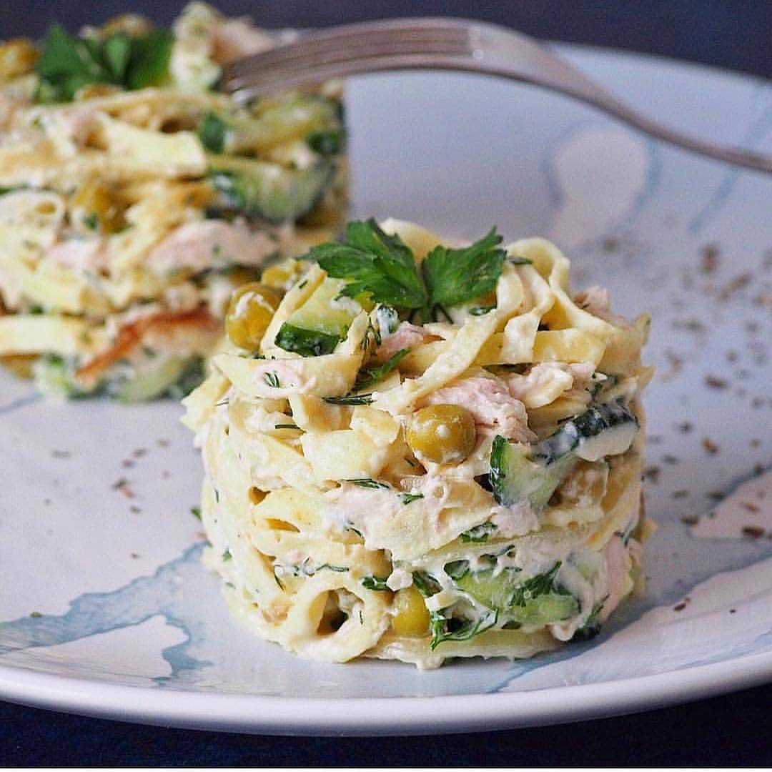 Салат с яичными блинчиками и курицей – многогранный вкус и гениальная простота: рецепт с фото и видео